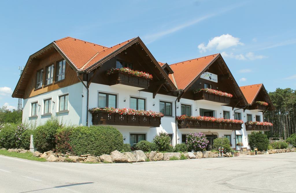 Hotel Restaurant Schwartz Neusiedl am Steinfelde Eksteriør bilde